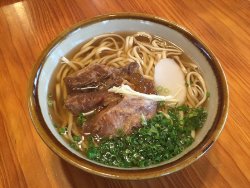 A unique light-yet-rich stock. First Okinawan soba noodles topped with ”tapioca”!