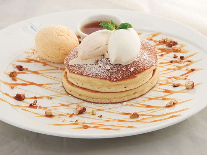 The pancake， using rich butter made out of 100% Hokkaido milk， is the most popular item on the menu. Listening to the sound of waves with a cup of good coffee out on the terrace make you feel special..