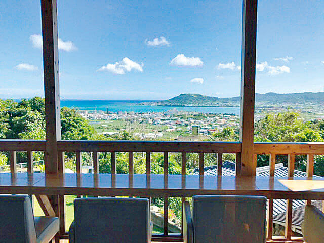 The table on the terrace has a view of Tsuken Island and the expansive deep-blue ocean.