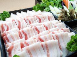 Agu豬涮涮鍋1人份2900日圓 *2人份以上即可開鍋。 享用本餐廳自營農場飼養的「安和岳 Agu豬」涮涮鍋。搭配沾肉用的芝麻醬與柚子醋和風醬，更顯肉質的鮮美。