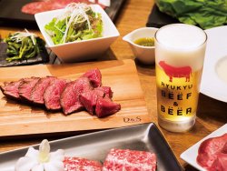 When you order the “Eight kinds of yakiniku grilled meat and teppan course”， you get to taste rare Okinawan Motobu beef and agu pork followed by the restaurant’s signature dish， a large cut of beef. 