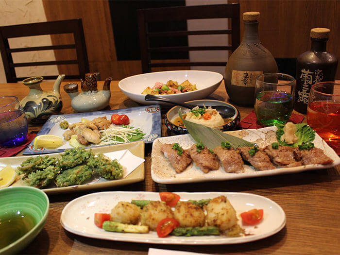 都是活用沖繩縣產食材、適合下酒的菜色