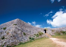 Here is the oldest arch foundation in Okinawa， along with beautiful castle walls. It is said to have been built by the famous lord Gosamaru.