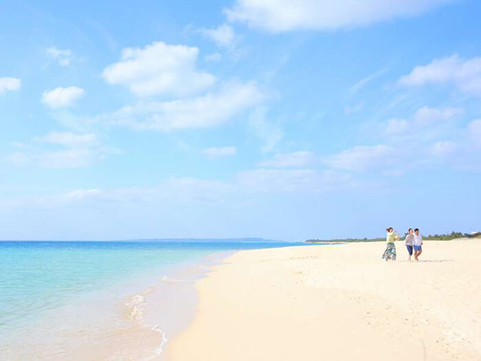 At Miyako Island we have many famous sand beaches. Although the sand beaches are not suitable habitats for corals， they are absolutely idle place for having some walk after the snorkeling tour!