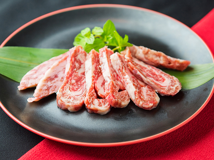 「後腹肉」是五花肉的一部份，像里脊肉般具有軟嫩口感，最頂級美味的部位。