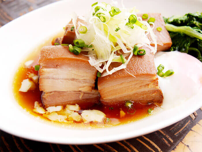An Okinawan specialty that stews pork with Awamori and brown sugar. The boned rib is slowly simmered to bring out the tenderness. Enjoy with slowly cooked egg.