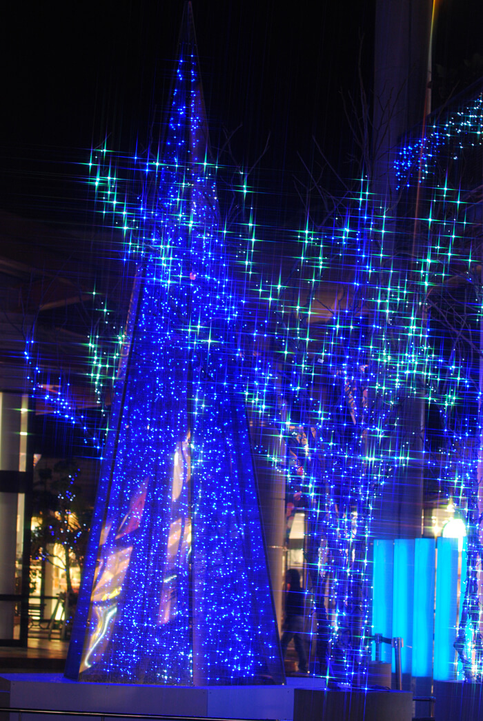 Illuminations with about 140，000 blue and white light bulbs decorate the night sky