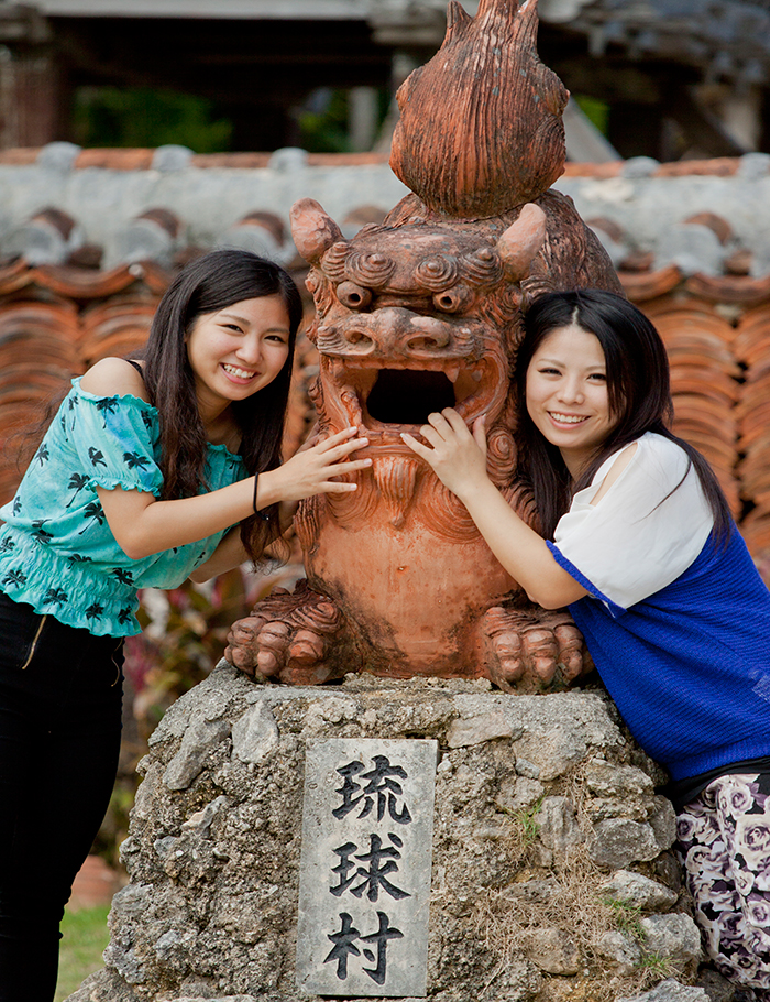 Take a commemorative photo with Shisa. Say Cheese!
