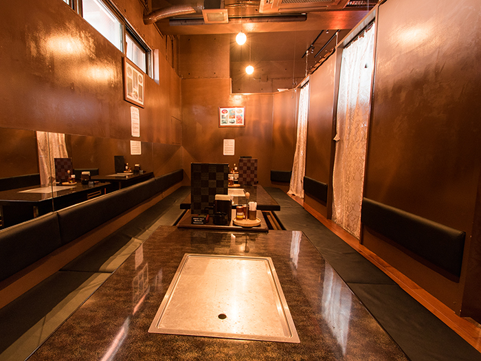Please get relaxed and enjoy meat and drink in the popular horigotatsu Japanese style seat (sunken floor with table)