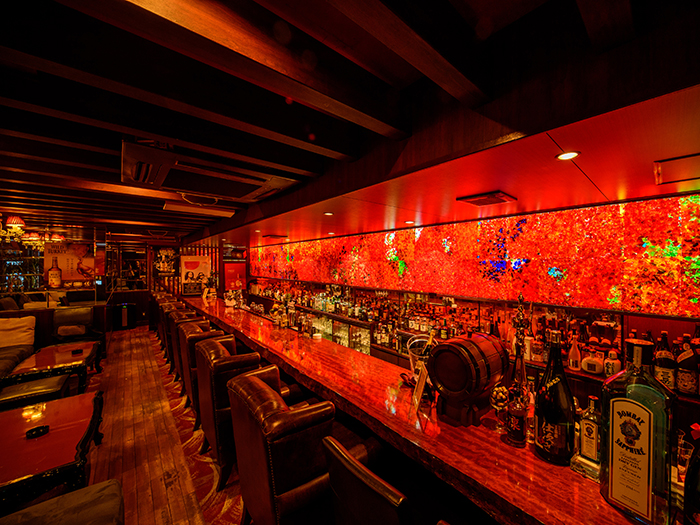 位於那霸很有隱居之處的一間酒吧。以紅色為基調，一整排的琉球玻璃，非常美麗。