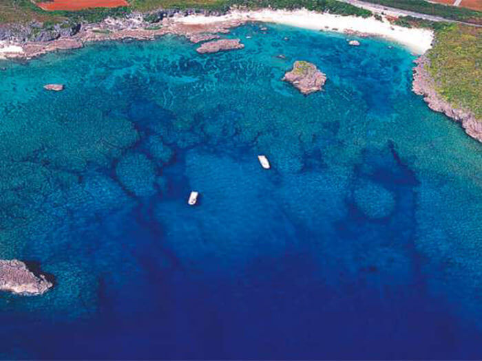 本公司的行程皆在宮古島首屈一指的浮潛景點進行，在提供服務的同時也致力於環境保護。圖為卡雅法海岸的空照圖。