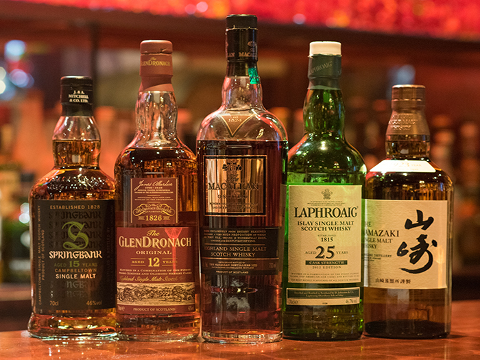 威士忌的種類有珍藏多年的等等50種、燒酌有高達100種，種類相當俱全。
