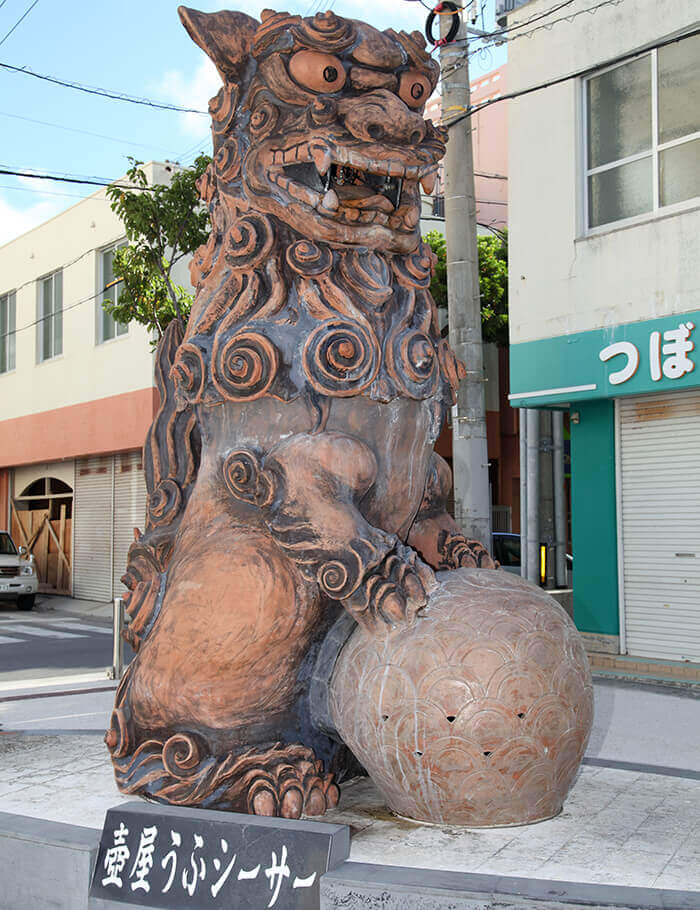 ”Tsuboya Ufu Shisa，” a gigantic shisa that guards the entrance to Tsuboya Yachimun (Pottery) Street. In 2014， potters from Tsuboya spent 5 months to complete its construction.