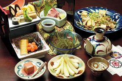 真正的琉球會席和沖繩的固定菜單咂嘴。