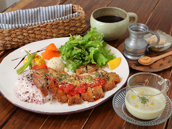 Flavorful “Pork Boston Butt Cutlet alla Milano” (¥1150 during lunch time)