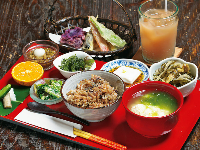 Luxurious and elegant tasting “Sachibaru Combination Lunch” that comes with many side dishes and tempura