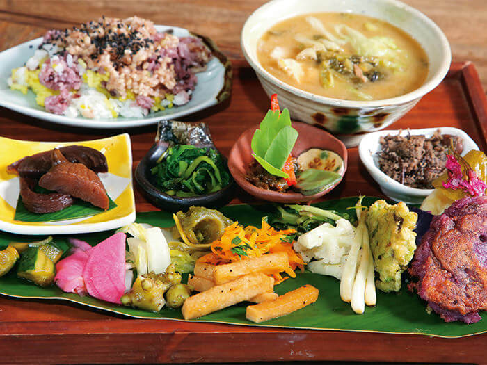 Plenty of seasonal vegetables and herbs are used in “Garamanjaku Lunch.”