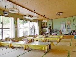 Table seating and spacious tatami mat rooms are available. There are 160 seats – enough to accommodate large groups.