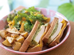 You can enjoy dishes made with local ingredients fresh out of Makishi Public Market， such as Okinawan tofu and avocado sandwich.
