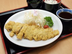 ”Magi”　Agu Cutlet 980yen  ”Magi” is　”big” in Okinawan dialect. As the name suggests， it’s a big cutlet made with Agu pork.