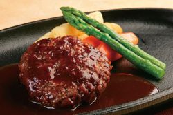 The substantial ”Motobu gyu hamburger”is filled with meat juice and is a luxurious dish