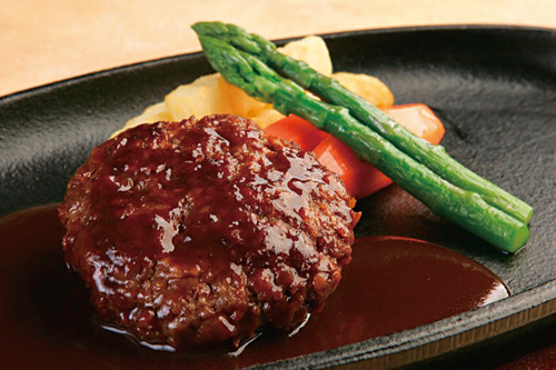 「本部牛ハンバーグ」は肉汁たっぷりの贅沢な一品