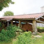 ”Fe-nu Gama” is a tangible cultural property registered by Okinawa Prefecture. It is the only ”arayachi” kiln where visitors can look inside.
