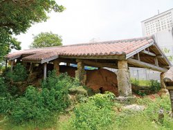 名列沖繩縣指定有形文化財的「南窯」，是目前唯一可參觀的現存荒燒窯。