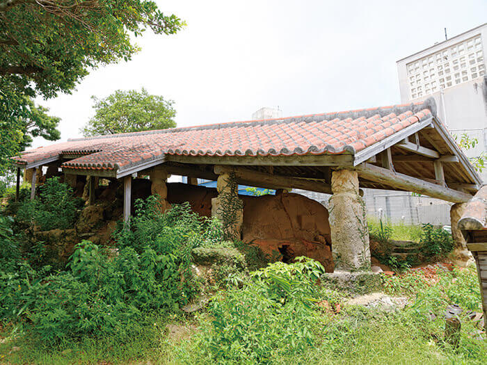 ”Fe-nu Gama” is a tangible cultural property registered by Okinawa Prefecture. It is the only ”arayachi” kiln where visitors can look inside.