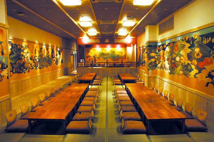 琉球王國的歷史描畫出了大廳。每晚都可以觀賞到傳統舞蹈。