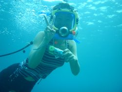 使用全罩式面罩的體驗潛水，｢慢潛｣，讓不習慣水下呼吸的遊客在水中也可如在陸上般呼吸，自在優游海底世界。
