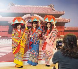 Change into a Ryukyu beauty through the “Ryukyu rental costume experience”! The charge ranges from 890yen-  