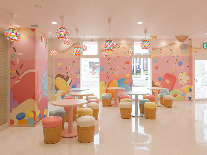 A community space with ice cream shape chairs and colorful ice cream illustrations. You can relax and eat an ice cream. 