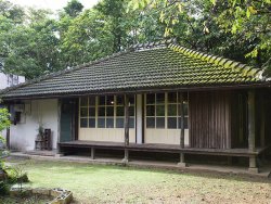 The exterior is an old Okinawan house. The interior is decorated with pottery made by the owner.