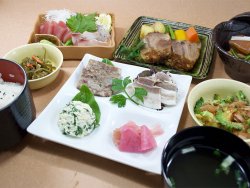 Okinawan Set ”Plum”1500yen  A meal with tofu side dish， kelp stir-fry， seasonal sashimi， and other such Okinawan ingredients with Agu pork as the main dish.
