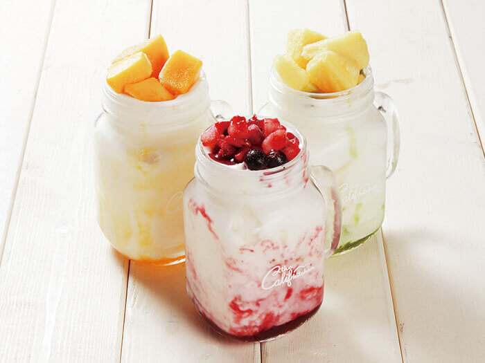 Yogurt frozen cocktail: low-calorie，healthy yogurt with fruit.