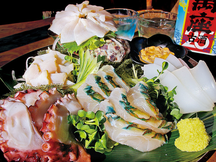 採用沖繩近海所捕獲的新鮮海產所料理而成的綜合生魚片拼盤 （2，000日圓）