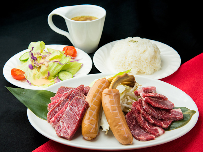 A set meal includes selected loin， special kalbi， frankfult， rice， soup and mini salad
