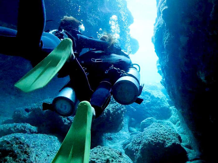 伊良部島青洞體驗潛水。以體驗潛水方式探索神秘的青洞景觀！