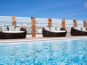  ホテルの3階部分に位置する屋外プールでは、沖縄の温かい日差しを浴びながら、優雅に涼を愉しめる※宿泊のお客様専用・無料 ※営業期間 3月～11月