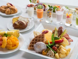  “14階”那覇の特等席での優雅なビュッフェ朝食。シェフこだわりの食材をふんだんに使用。