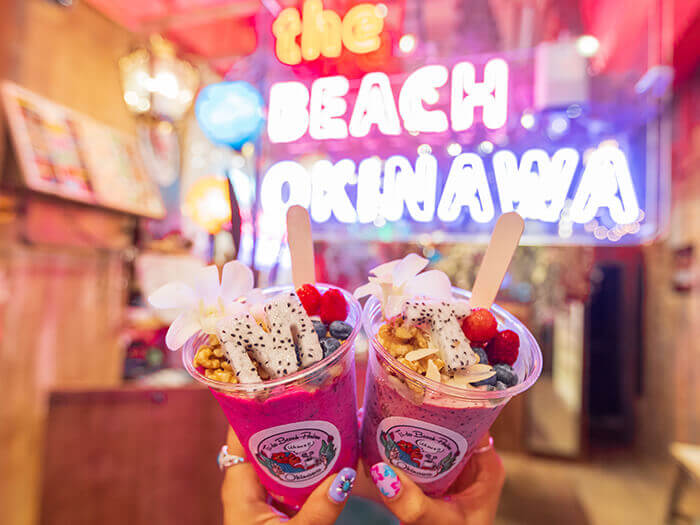 The cute, colorful neon sign makes you feel like you are on the beach. The chia seed smoothies with tropical fruits draw the ladies’ attention.