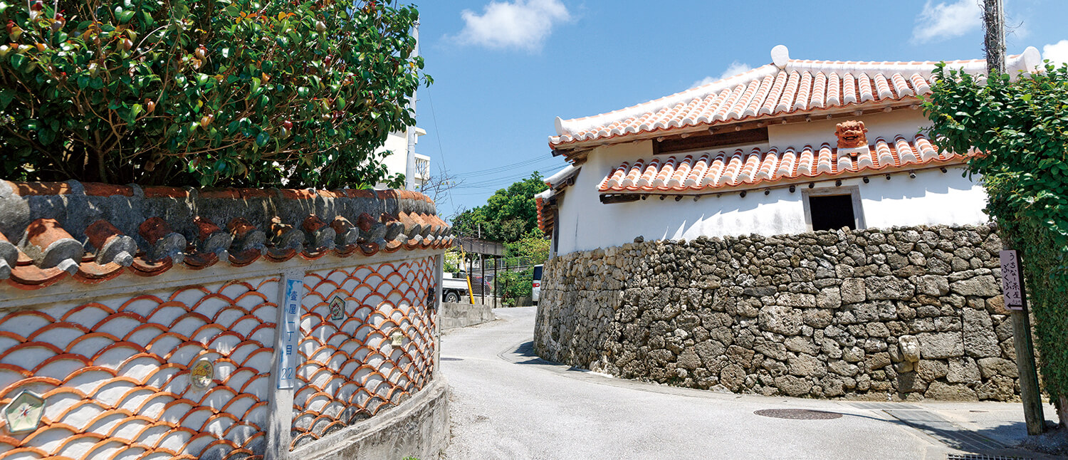 Head out and find some cute ceramics and cafés! A stroll along Tsuboya Yachimun Street.