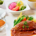 ランチセット。人気は「手ごねハンバーグ 県産旬野菜添え」