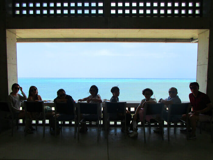 坐在可觀海景的吧檯前，目光所及淨是蔚藍的東海。這裡不是無邊際泳池，而是無邊際咖啡館哦！