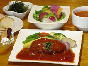 Chef's special hamburg steak. You'll certainly enjoy its perfect match with the demi-glace. The seasonal vegetables and the juicy meat filled with collagen are great for healthy skin!