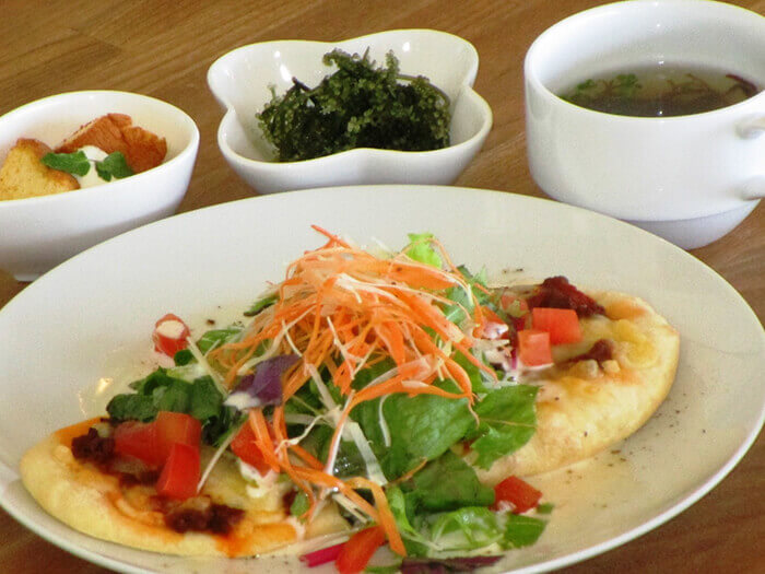 Enjoy the stringy cheese on colorful pizza and taco pizza topped with Okinawan vegetables.