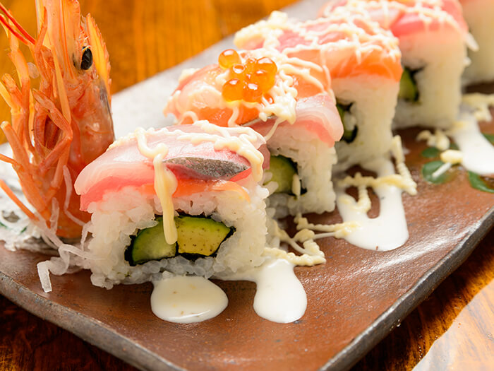 享受用海鮮和酪梨做成的大分量創意壽司捲。