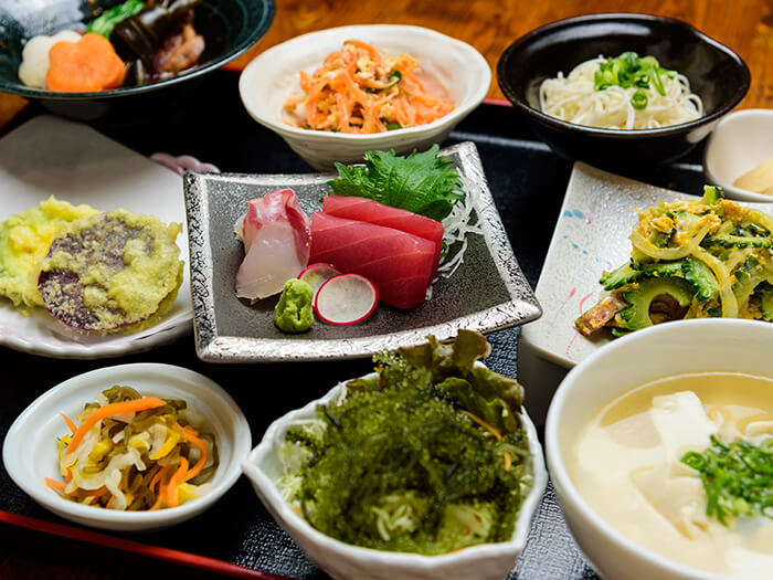 不僅講究食材，還徹底追求做出美味沖繩料理的「琉球亭御膳」。