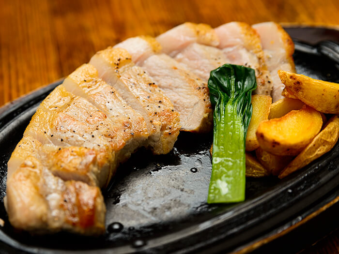肉汁淋漓的沖繩縣產里肌豬排。